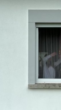 Genç bir kız beyaz perdeleri açar ve beyaz pencereden dışarı bakar. Videonun sağ tarafında, sol tarafta mesaj için bolca yer vardır. Dışarı bakar ve gülümser. Yüksek kalite