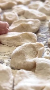 Büyükanne 80 yıldır aşkla köfte hazırlıyor. Ailenin koruyucusu, beyaz bir eşarp takıyor ve mavi bir ceket giyiyor. Mutfakta oturuyor ve meyveli börek ve meyveli börek yapıyor.