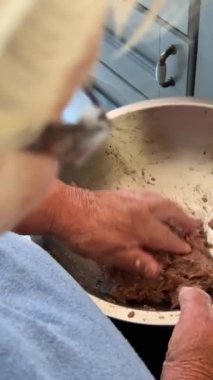 Büyükanne 80 yıldır aşkla köfte hazırlıyor. Ailenin koruyucusu, beyaz bir eşarp takıyor ve mavi bir ceket giyiyor. Mutfakta oturuyor ve meyveli börek ve meyveli börek yapıyor.