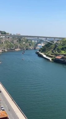 Porto, Portekiz. Porto, Portekiz 'in ünlü I. Luis Köprüsü ve Douro Nehri' nin dramatik günbatımında panoramik şehir manzarası. Yüksek kalite 4k görüntü