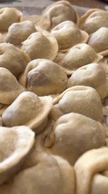 Büyükanne 80 yıldır aşkla köfte hazırlıyor. Ailenin koruyucusu, beyaz bir eşarp takıyor ve mavi bir ceket giyiyor. Mutfakta oturuyor ve meyveli börek ve meyveli börek yapıyor.