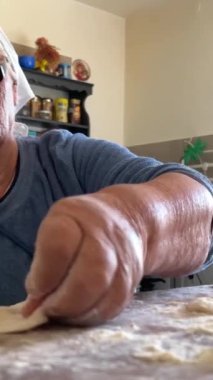 Büyükanne 80 yıldır aşkla köfte hazırlıyor. Ailenin koruyucusu, beyaz bir eşarp takıyor ve mavi bir ceket giyiyor. Mutfakta oturuyor ve meyveli börek ve meyveli börek yapıyor.