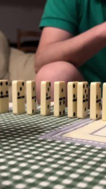 Domino oynayan bir kızın elleri ve domino oynayan bir adamın elleri. Yüksek kalite 4k görüntü