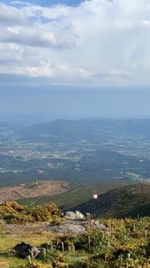 Viana do Castelo 'daki Portekiz' in en yüksek dağının manzarası üzerine yazı ve başlıklar yazabileceğiniz dev beyaz bulutları ve reklamları görebilirsiniz. Yüksek kalite fotoğraf