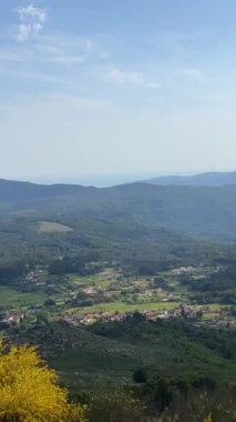 Viana do Castelo 'daki Portekiz' in en yüksek dağının manzarası üzerine yazı ve başlıklar yazabileceğiniz dev beyaz bulutları ve reklamları görebilirsiniz. Yüksek kalite fotoğraf