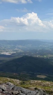 Portekiz 'in en yüksek dağından Atlantik Okyanusu' nun görüntüsü ve güneş parlıyor. Yüksek kalite fotoğraf