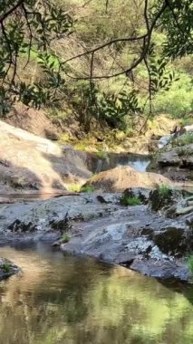 Şelalenin adı Cascata do Pincho veya cascata da ferida ma. Ankora Nehri 'ndeki muhteşem doğa, korsanlar ve seyahatlerle ilgili bir filmin oranına benzer. Yüksek kalite 4k görüntü