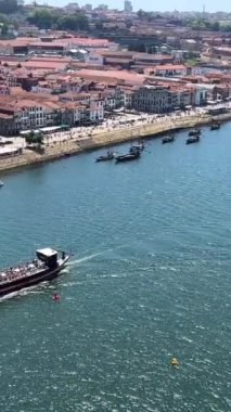 Porto şehir merkezinde ve Douro nehrinin üzerinde muhteşem bir günbatımı, Portekiz. Dom Luis Köprüsü, bölgenin en güzel manzarasını sunan popüler bir turizm mekanıdır. Yüksek kalite 4k görüntü