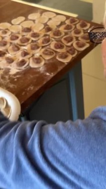 Büyükanne 80 yıldır aşkla köfte hazırlıyor. Ailenin koruyucusu, beyaz bir eşarp takıyor ve mavi bir ceket giyiyor. Mutfakta oturuyor ve meyveli börek ve meyveli börek yapıyor.