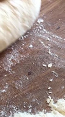 Büyükanne 80 yıldır aşkla köfte hazırlıyor. Ailenin koruyucusu, beyaz bir eşarp takıyor ve mavi bir ceket giyiyor. Mutfakta oturuyor ve meyveli börek ve meyveli börek yapıyor.