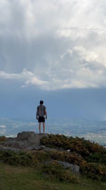 Portekiz 'in en yüksek dağından bir adam Atlantik Okyanusu' nun zirvesinde duruyor ve güneş parlıyor. Yüksek kalite fotoğraf