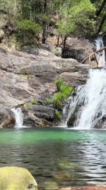 Şelalenin adı Cascata do Pincho veya cascata da ferida ma. Ankora Nehri 'ndeki muhteşem doğa, korsanlar ve seyahatlerle ilgili bir filmin oranına benzer. Yüksek kalite 4k görüntü