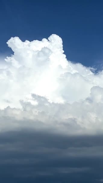 Γαλάζιος Ουρανός Μεγάλα Λευκά Σύννεφα Πάρθηκε Από Ψηλό Βουνό Και — Αρχείο Βίντεο