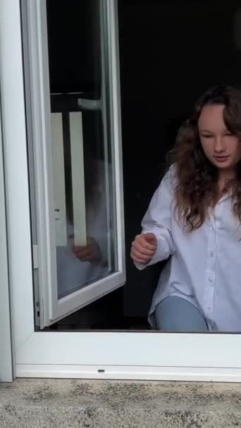 Девочка Подросток Белой Блузке Сидит Подоконнике Смотрит Окно Высококачественные Кадры — стоковое видео