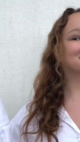 Chica Una Camisa Blanca Saludando Cámara Sonriendo Luego Mostrando Clase — Vídeos de Stock