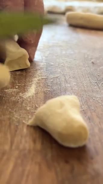 Gentili Vecchie Mani Anziana Nonna Stendere Pasta Cucinerà Torte Cuocere — Video Stock