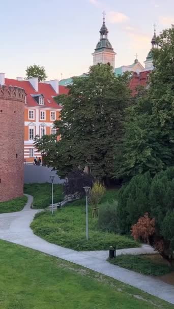 バービカン市の外壁はワルシャワで復元されました23 2022 — ストック動画