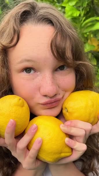 Teenagepige Hvid Bluse Med Blond Hår Står Baggrund Citrontræ Hun – Stock-video