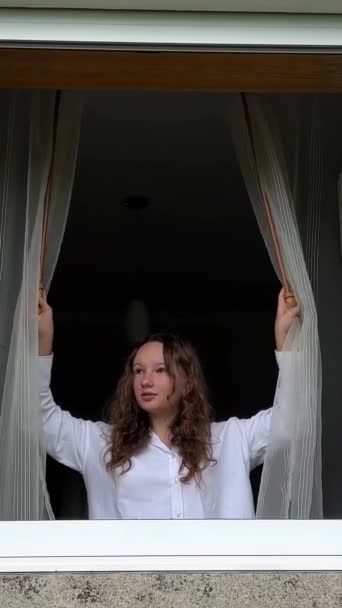 Девушка Подросток Разделяет Белые Занавески Смотрит Белое Окно Находится Правой — стоковое видео