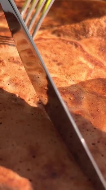 Çikolatalı Gözleme Bıçak Çatalla Kesilir Açılır Yüksek Kalite Görüntü — Stok video