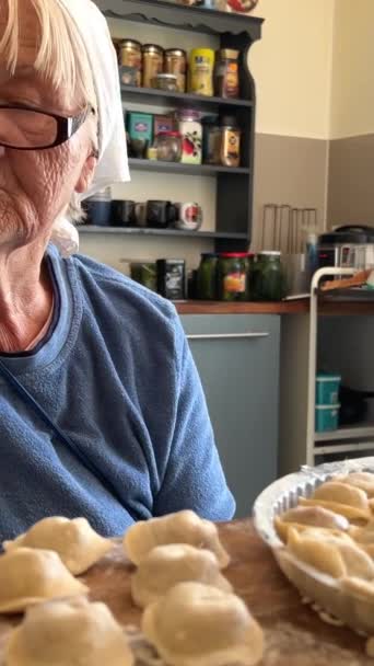 Mavi Bluzlu Beyaz Atkılı Bir Büyükanne Torunları Için Turta Diğer — Stok video