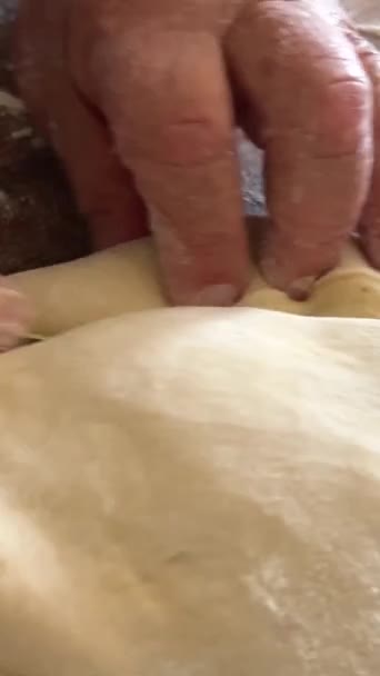 Γιαγιά Ετοιμάζει Νόστιμα Ζυμαρικά Πίτες Λουκουμάδες Για Τον Εγγονό Της — Αρχείο Βίντεο