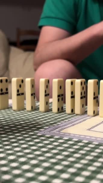 Playing Dominoes Hands Girl Hands Man Build Dominoes High Quality — Stock Video