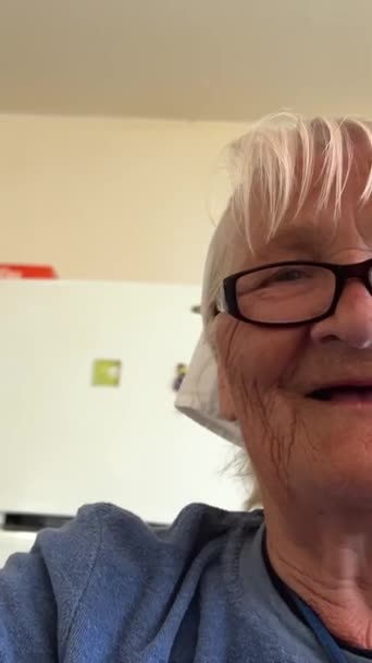 Mormor Med Kärlek Förbereder Dumplings Hon Väktare Familjen Hon Bär — Stockvideo