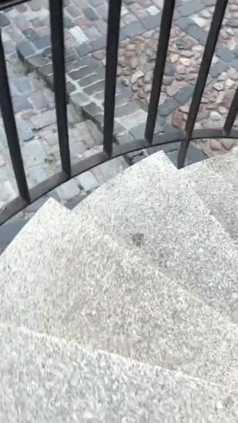 Eski Kasabanın Merkezi Meydanı Varşova Polonya Dan Inen Sarmal Merdiven — Stok video