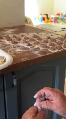 Büyükanne 80 yıldır aşkla köfte hazırlıyor. Ailenin koruyucusu, beyaz bir eşarp takıyor ve mavi bir ceket giyiyor. Mutfakta oturuyor ve meyveli börek ve meyveli börek yapıyor.