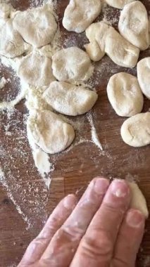 Büyükanne 80 yıldır aşkla köfte hazırlıyor. Ailenin koruyucusu, beyaz bir eşarp takıyor ve mavi bir ceket giyiyor. Mutfakta oturuyor ve meyveli börek ve meyveli börek yapıyor.