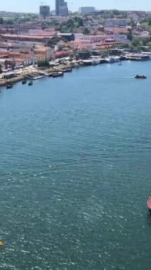 Porto, Portekiz 'in eski kasabası, Douro Nehri' nin karşısından ufuk çizgisi. Yüksek kalite 4k görüntü Portekiz Porto