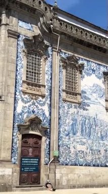 Porto Kulesi 'ndeki Torre dos Clerigos yakınlarındaki liman kenti merkezi Portekiz' de evler. Yüksek kalite 4k görüntü 05.2023 Portekiz Porto