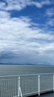 Örtülü geminin güvertesinden denize veya okyanusa olan manzara görülebilir Horizon berrak mavi su rengi 