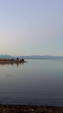 Okyanustaki günbatımı sükunet ve sessizlik, koyu mavi renklerin karavanlarında dinlenen bir göl veya deniz gibidir. 