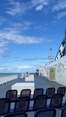 Kanada 'dan Vancouver Adası' na giden feribotun üst güvertesi mavi beyaz çizgili temiz beyaz bir güvertedir. 