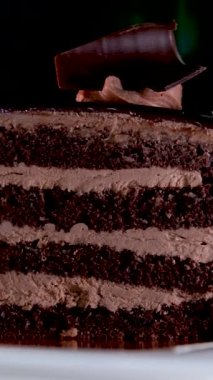 Kafe Prag 'da Dark Chocolate Cheesecake çikolatalı, çikolatalı, yakın çekimli, kremalı, siyah pastalı, beyaz bir tabakta servis edilen metin restoranı için güzel video reklamlı bir yer.
