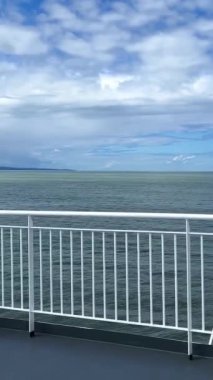 Kanada 'dan Vancouver Adası' na giden feribotun üst güvertesi mavi beyaz çizgili temiz beyaz bir güvertedir. 