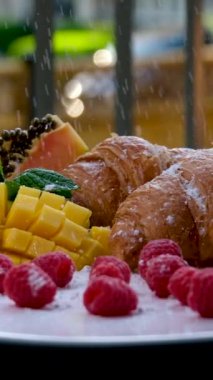 Meyveli kruvasanlar pudra şekeri serpiştirilmiş lezzetli tatlı ülkeler sabah otel restoranında en sevilen düğün gecesi düğün partisi olan dutları servis ediyorlar.