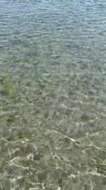 Güneş ışınları suda dalgalanmalar yaratır. Bu Pasifik Okyanusu 'nun en alçak gelgiti. Ama bazı yerlerde hızlı akıntı vardır. 