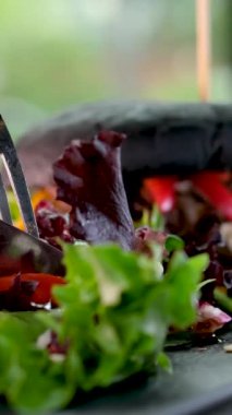 Mürekkepbalıklı, mürekkepli, çizburger sandviçli siyah ekmek. Pencere kenarında salata servis ediliyor. Lezzetli bulgogi, baharatlı bulgogi, ev yapımı, kalamar ekmekleri.