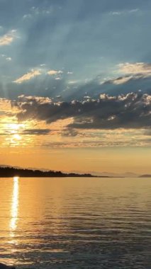 Pasifik Okyanusu 'nda muhteşem bir günbatımı. Gezici duvar resimleri için. Güneşli deniz tarafından aydınlatılmış meditasyon nehri. 