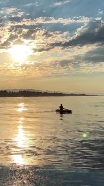 Yetişkin bir kadın spor tatilinde kanoya binerken kürek çekiyor ve ilk kez yetişkin seyahat acentesine vakit ayırıyor. 