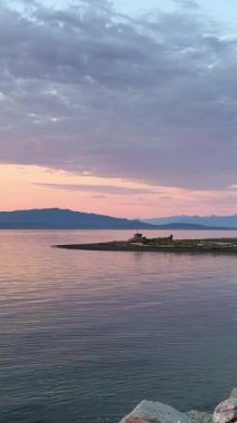 Pasifik Okyanusu 'nda muhteşem bir günbatımı. Seyahat duvarı resimleri. Güneşli tatil denizinin aydınlattığı meditasyon nehri. 