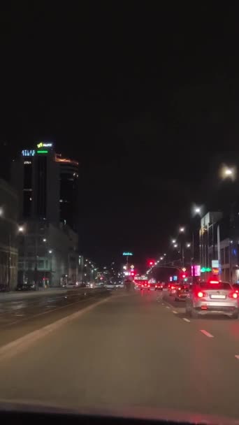 Rozstrzelany Nad Głową Samochodów Jeżdżących Wielopasmowych Przedmieściach Warszawy Nocy Polsce — Wideo stockowe