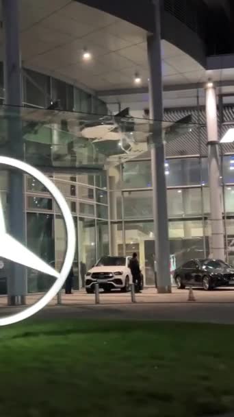 Mercedes Center Warszawie Strzelanie Nocy Okna Samochodu Piękne Nowoczesne Biuro — Wideo stockowe