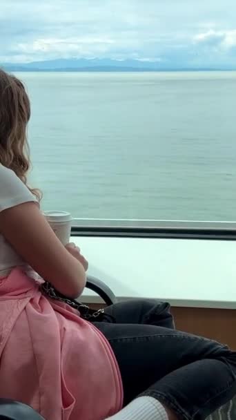 Een Tienermeisje Zit Een Veerboot Kijkt Uit Het Raam Veerboot — Stockvideo