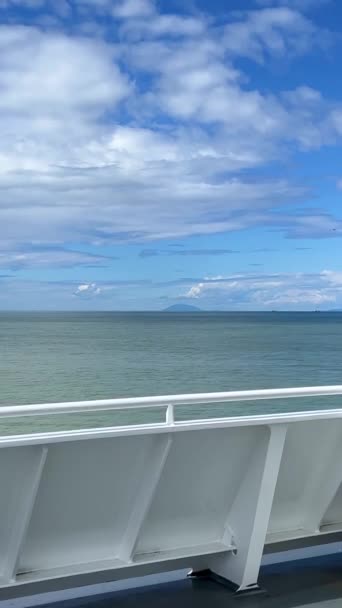 从覆盖船的甲板到大海或海洋的视野是可见的地平线上清澈的蓝色的水 — 图库视频影像