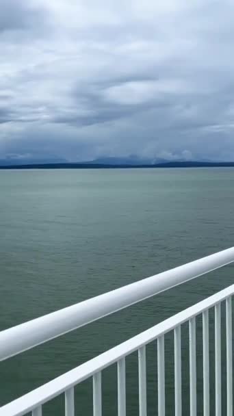 从覆盖船的甲板到大海或海洋的视野是可见的地平线上清澈的蓝色的水 — 图库视频影像