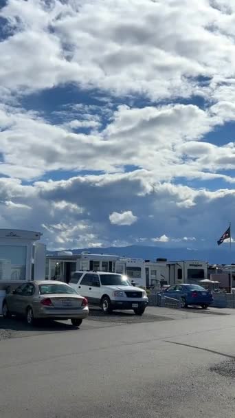 Kemping Nyaralás Táborokban Lakókocsikban Break Saját Udvar Kalóz Zászló Látható — Stock videók